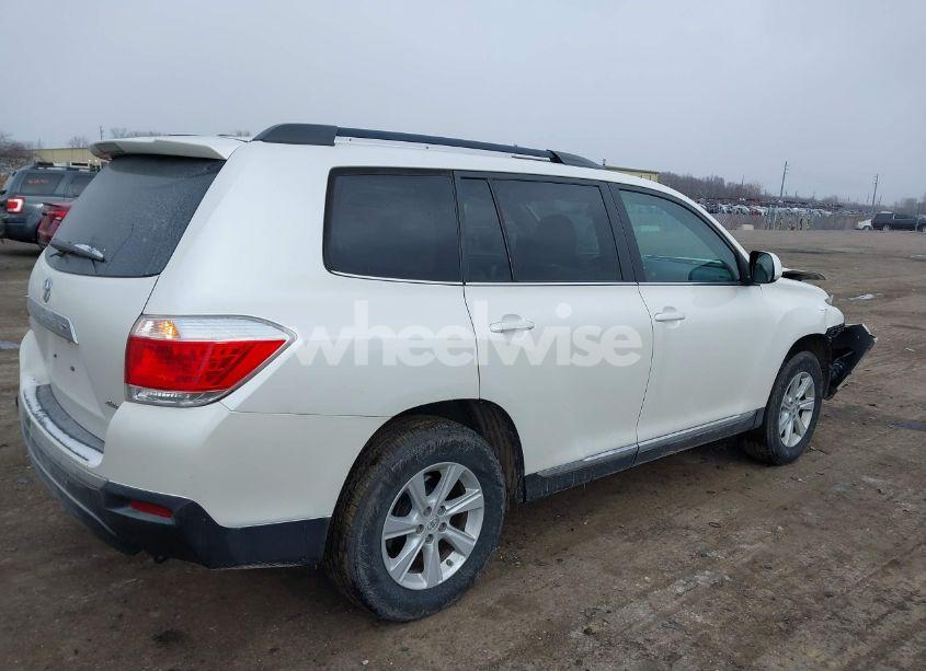 Photo 4 of 2013 Toyota Highlander SE V6 (VIN 5TDBK3EH9DS198762)