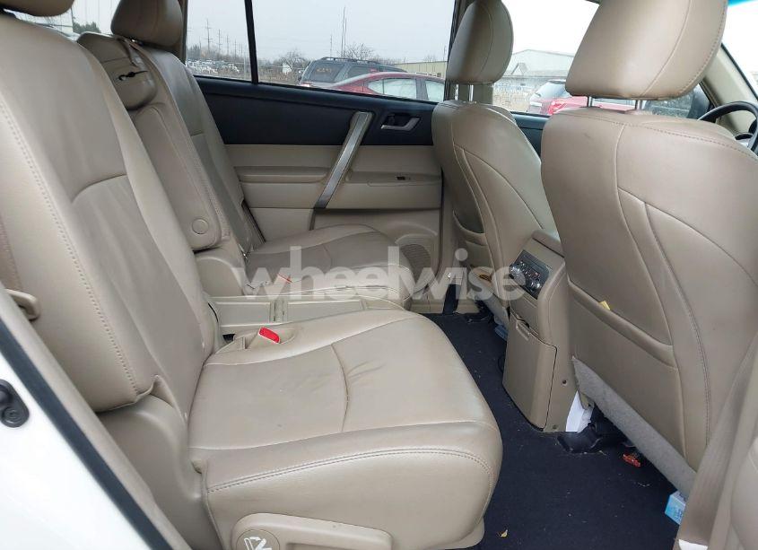 Photo 8 of 2013 Toyota Highlander SE V6 (VIN 5TDBK3EH9DS198762)