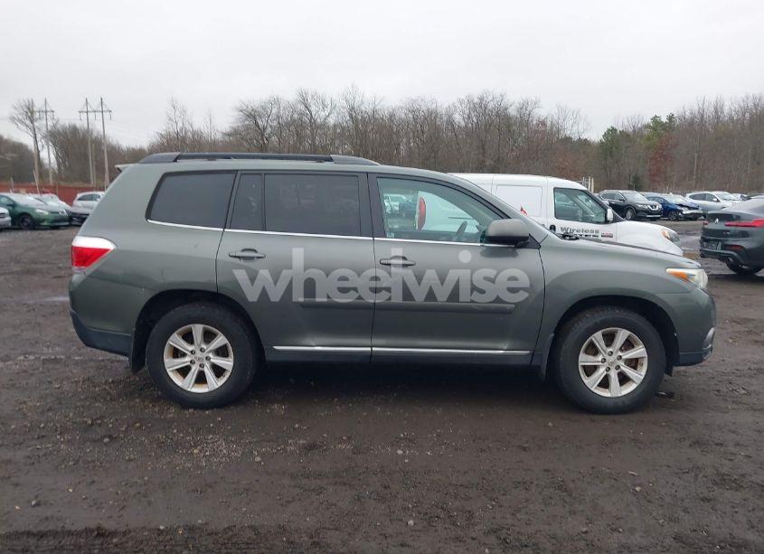 Photo 13 of 2013 Toyota Highlander BASE PLUS V6 (VIN 5TDBK3EH9DS201806)