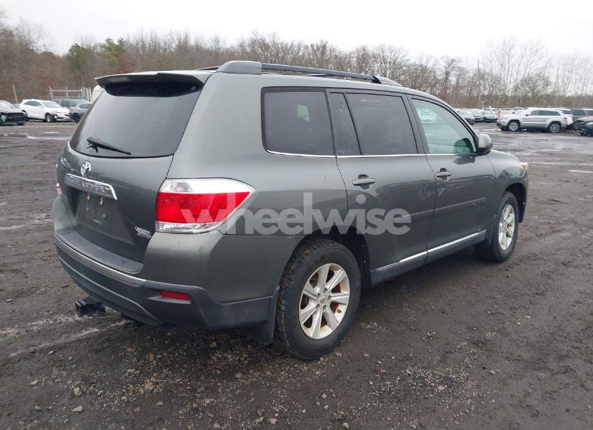 Photo 4 of 2013 Toyota Highlander BASE PLUS V6 (VIN 5TDBK3EH9DS201806)