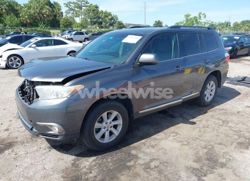 Photo 2 of 2013 Toyota Highlander SE V6 (VIN 5TDBK3EH9DS213471)