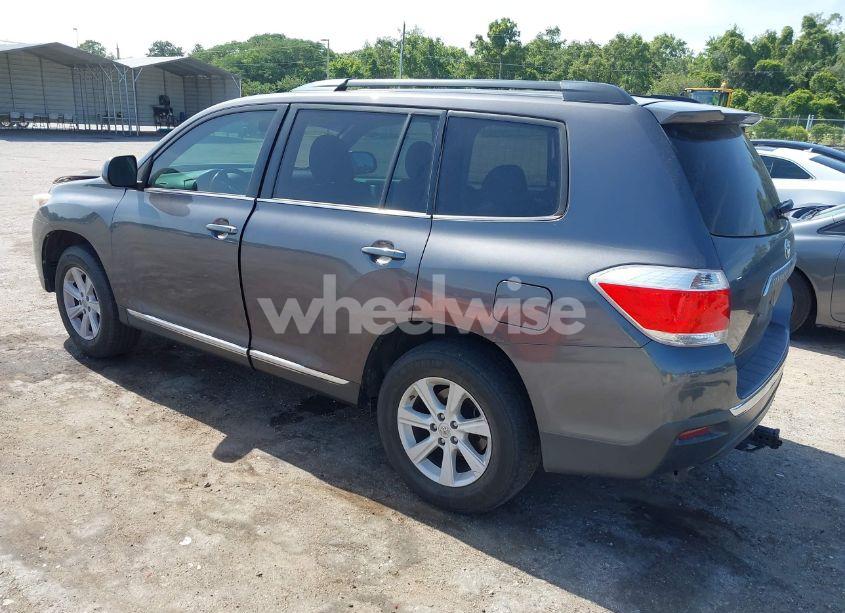 Photo 3 of 2013 Toyota Highlander SE V6 (VIN 5TDBK3EH9DS213471)