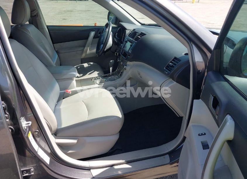 Photo 5 of 2013 Toyota Highlander SE V6 (VIN 5TDBK3EH9DS213471)