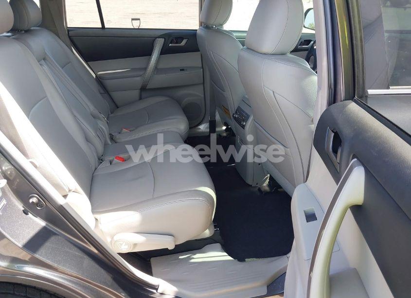 Photo 8 of 2013 Toyota Highlander SE V6 (VIN 5TDBK3EH9DS213471)