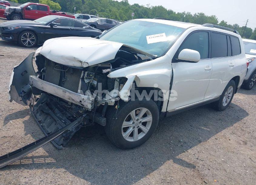 Photo 2 of 2013 Toyota Highlander SE V6 (VIN 5TDBK3EH9DS247605)