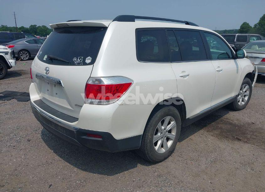 Photo 4 of 2013 Toyota Highlander SE V6 (VIN 5TDBK3EH9DS247605)