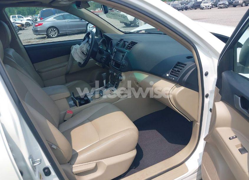 Photo 5 of 2013 Toyota Highlander SE V6 (VIN 5TDBK3EH9DS247605)