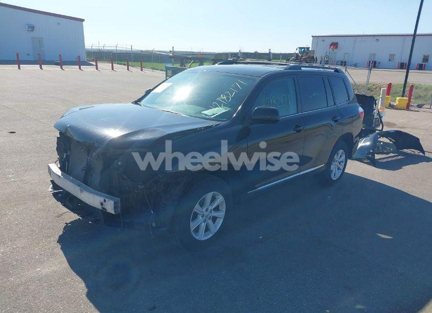 Photo 2 of 2013 Toyota Highlander SE V6 (VIN 5TDBK3EH9DS252349)