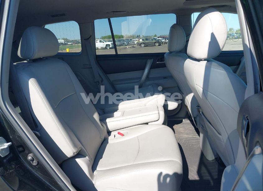 Photo 8 of 2013 Toyota Highlander SE V6 (VIN 5TDBK3EH9DS252349)