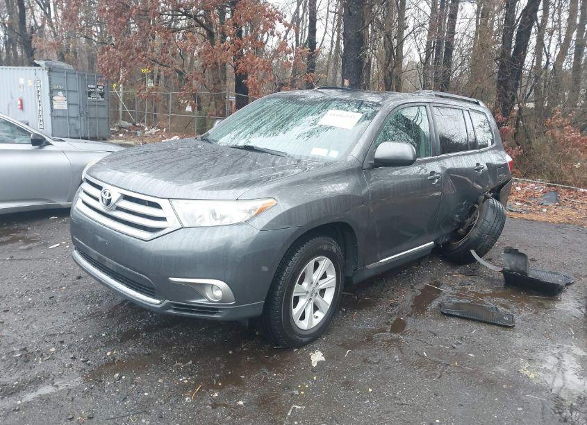 Photo 2 of 2013 Toyota Highlander PLUS/SE (VIN 5TDBK3EH9DS255770)