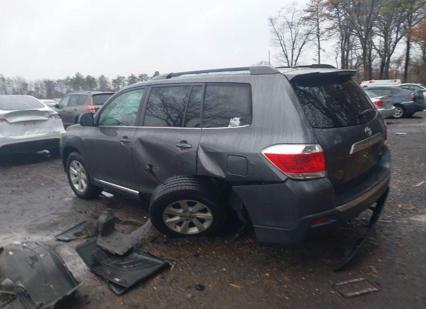 Photo 3 of 2013 Toyota Highlander PLUS/SE (VIN 5TDBK3EH9DS255770)