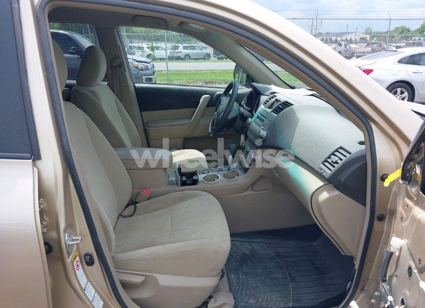 Photo 5 of 2010 Toyota Highlander BASE V6 (VIN 5TDBK3EHXAS006941)