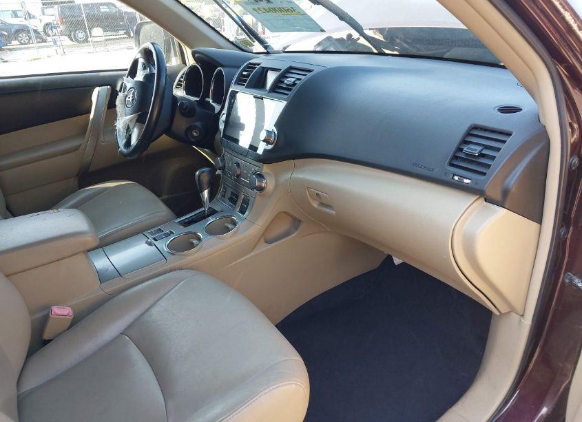 Photo 5 of 2011 Toyota Highlander SE V6 (VIN 5TDBK3EHXBS069099)