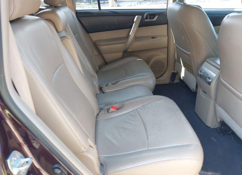 Photo 8 of 2011 Toyota Highlander SE V6 (VIN 5TDBK3EHXBS069099)