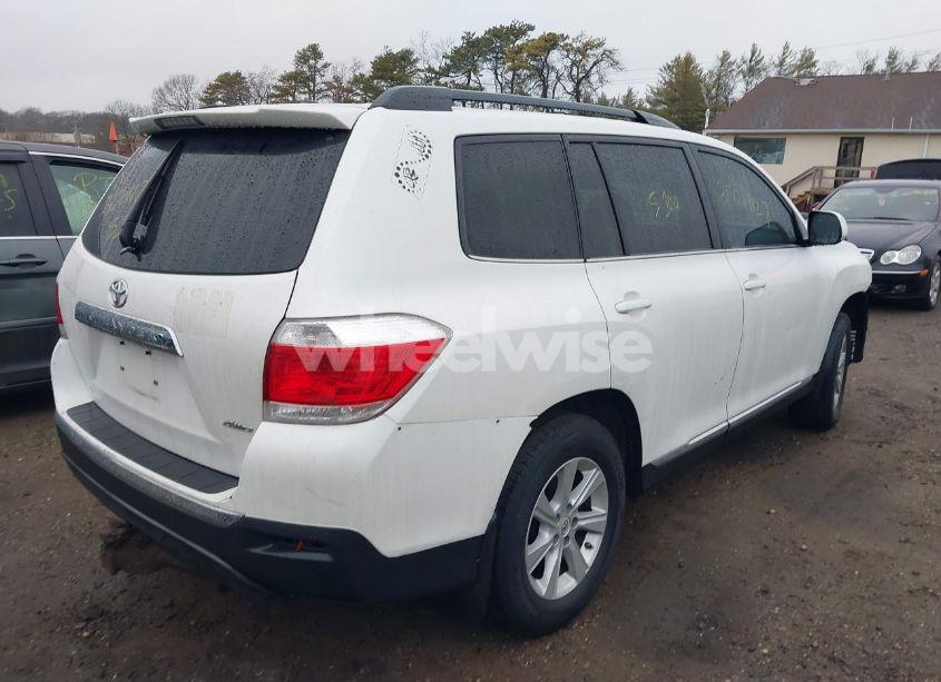 Photo 4 of 2011 Toyota Highlander SE (VIN 5TDBK3EHXBS076747)