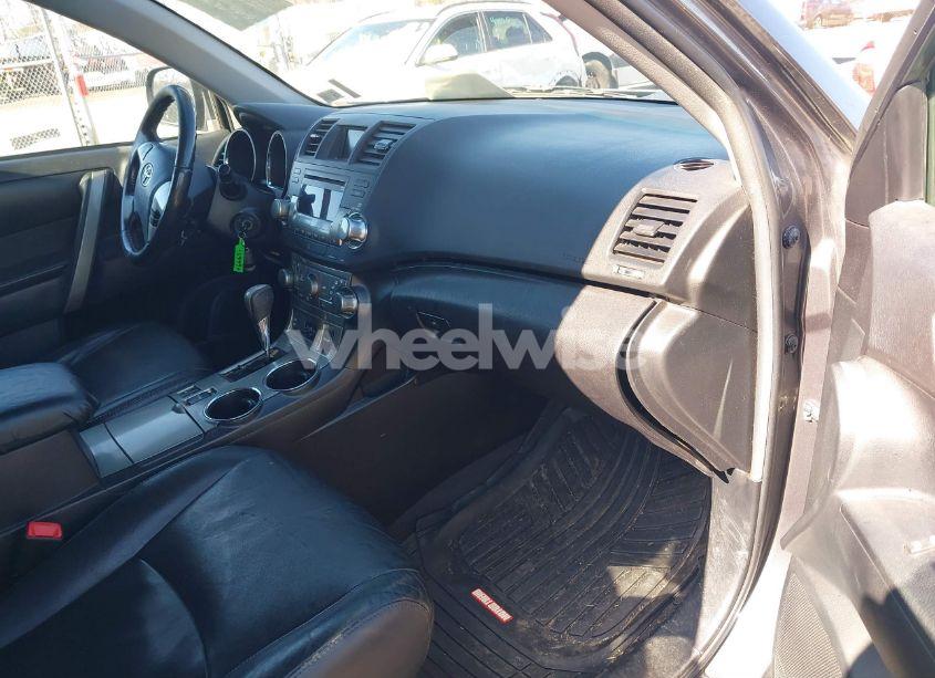 Photo 5 of 2012 Toyota Highlander SE V6 (VIN 5TDBK3EHXCS100255)
