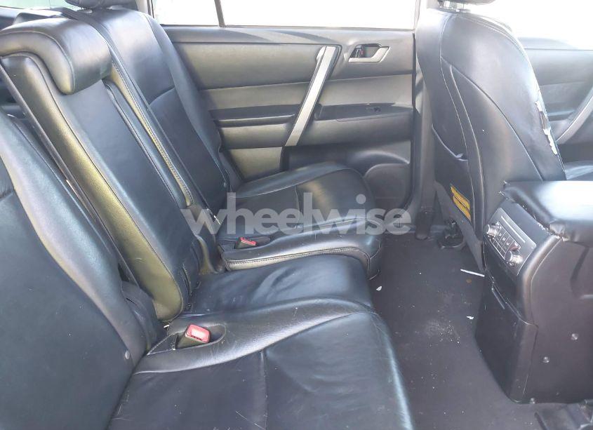 Photo 8 of 2012 Toyota Highlander SE V6 (VIN 5TDBK3EHXCS100255)