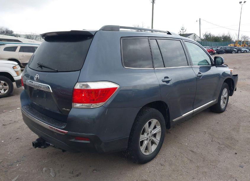 Photo 4 of 2012 Toyota Highlander SE V6 (VIN 5TDBK3EHXCS145633)