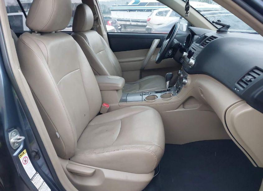Photo 5 of 2012 Toyota Highlander SE V6 (VIN 5TDBK3EHXCS145633)