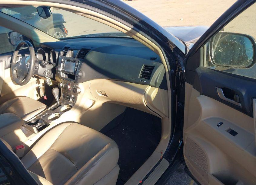 Photo 5 of 2013 Toyota Highlander SE V6 (VIN 5TDBK3EHXDS178312)