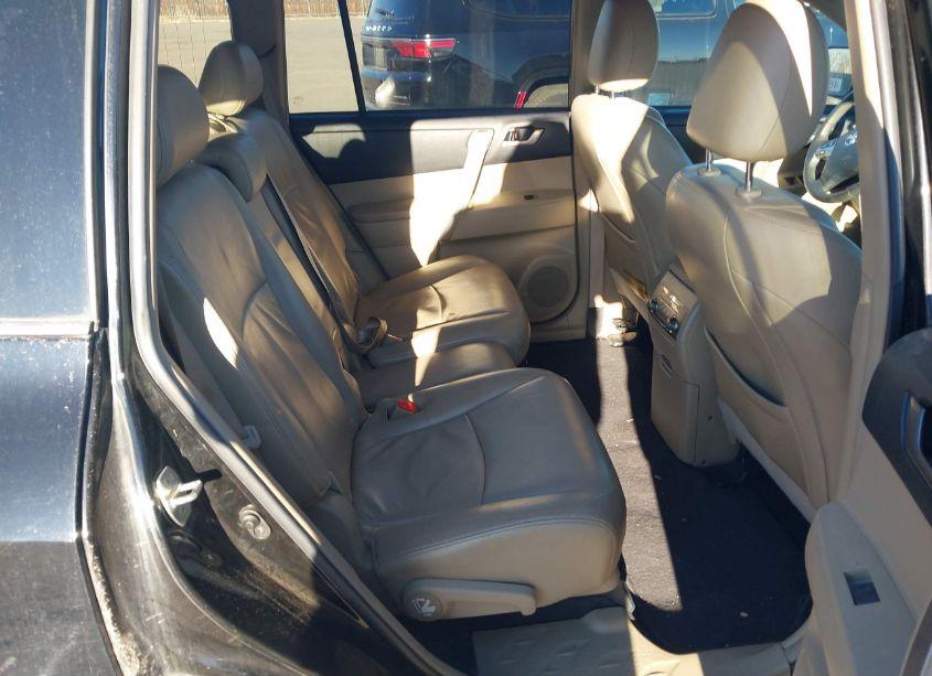 Photo 8 of 2013 Toyota Highlander SE V6 (VIN 5TDBK3EHXDS178312)