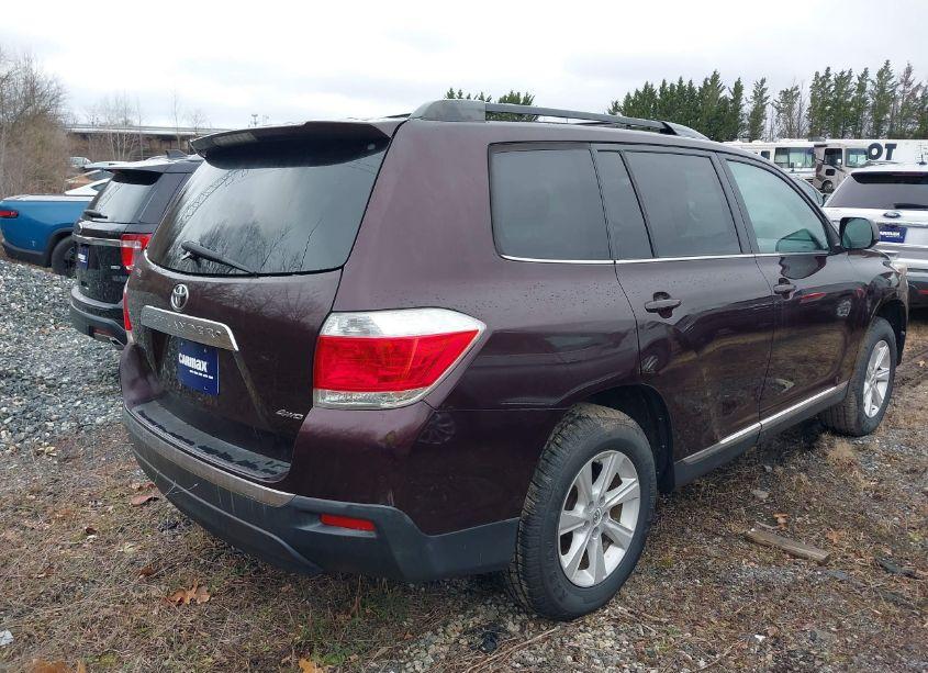 Photo 4 of 2013 Toyota Highlander SE V6 (VIN 5TDBK3EHXDS179685)