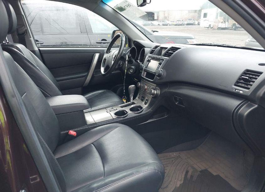 Photo 5 of 2013 Toyota Highlander SE V6 (VIN 5TDBK3EHXDS179685)