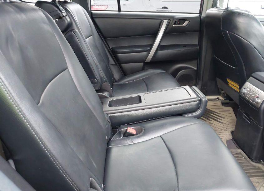 Photo 8 of 2013 Toyota Highlander SE V6 (VIN 5TDBK3EHXDS179685)