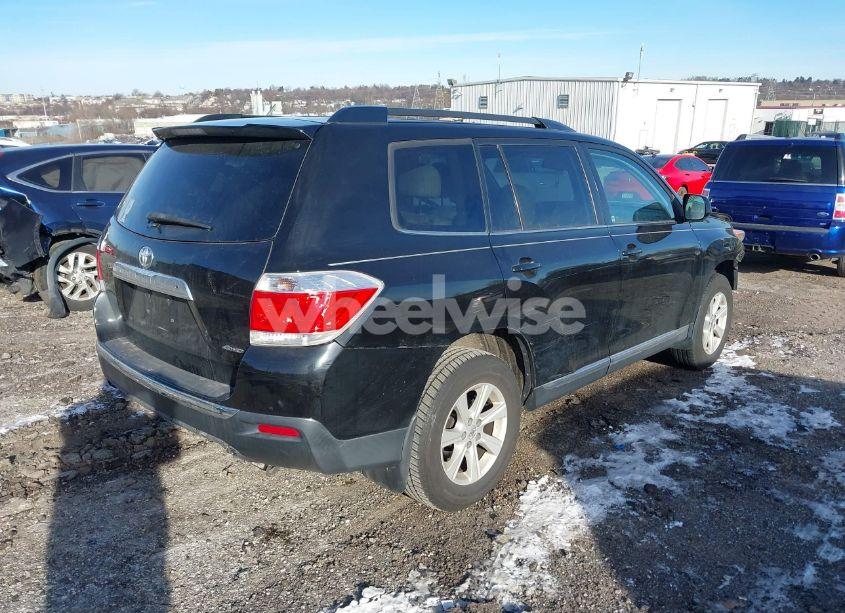 Photo 4 of 2013 Toyota Highlander SE V6 (VIN 5TDBK3EHXDS188984)