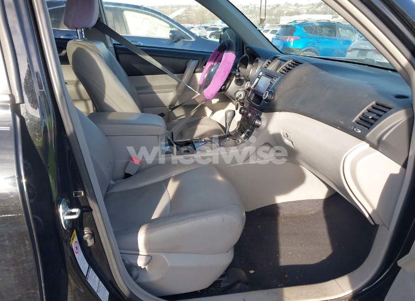 Photo 5 of 2013 Toyota Highlander SE V6 (VIN 5TDBK3EHXDS188984)