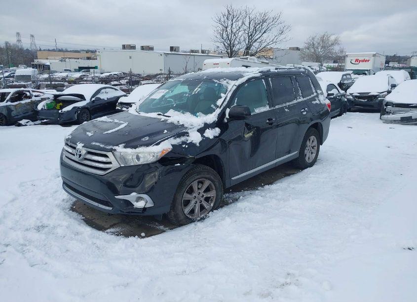 Photo 2 of 2013 Toyota Highlander SE V6 (VIN 5TDBK3EHXDS227640)