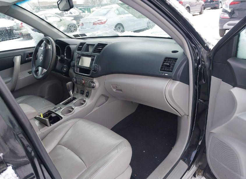 Photo 5 of 2013 Toyota Highlander SE V6 (VIN 5TDBK3EHXDS227640)