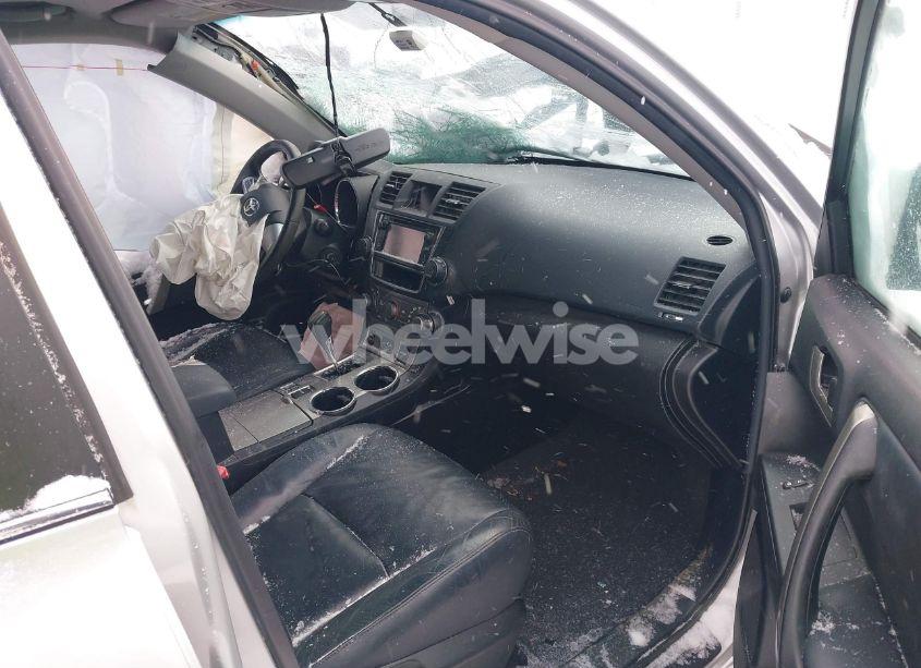 Photo 5 of 2013 Toyota Highlander SE V6 (VIN 5TDBK3EHXDS246267)