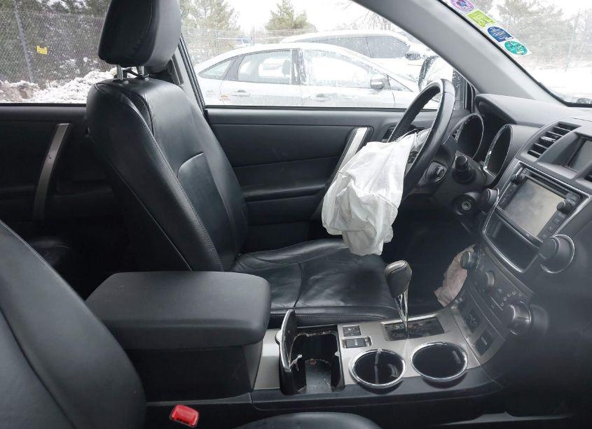 Photo 5 of 2013 Toyota Highlander PLUS/SE (VIN 5TDBK3EHXDS250044)