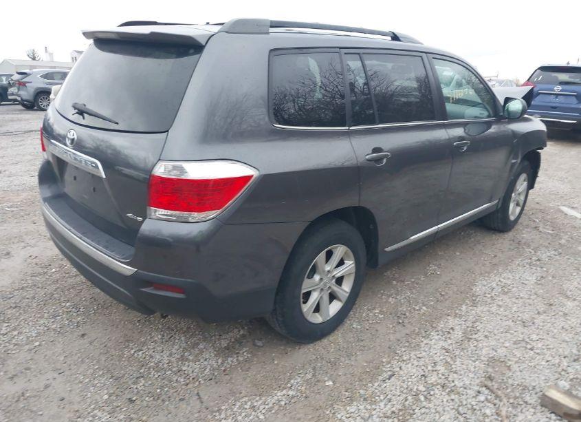 Photo 4 of 2013 Toyota Highlander SE V6 (VIN 5TDBK3EHXDS256944)