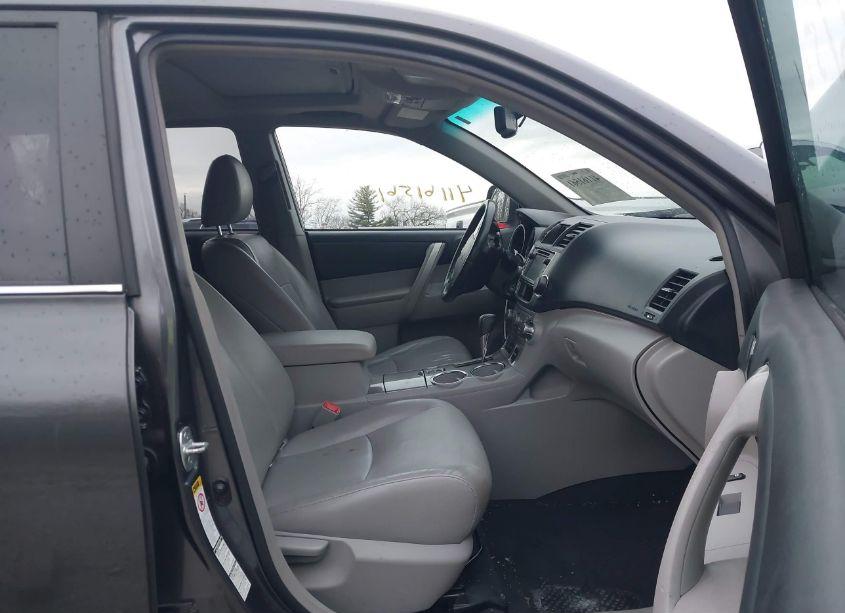 Photo 5 of 2013 Toyota Highlander SE V6 (VIN 5TDBK3EHXDS256944)