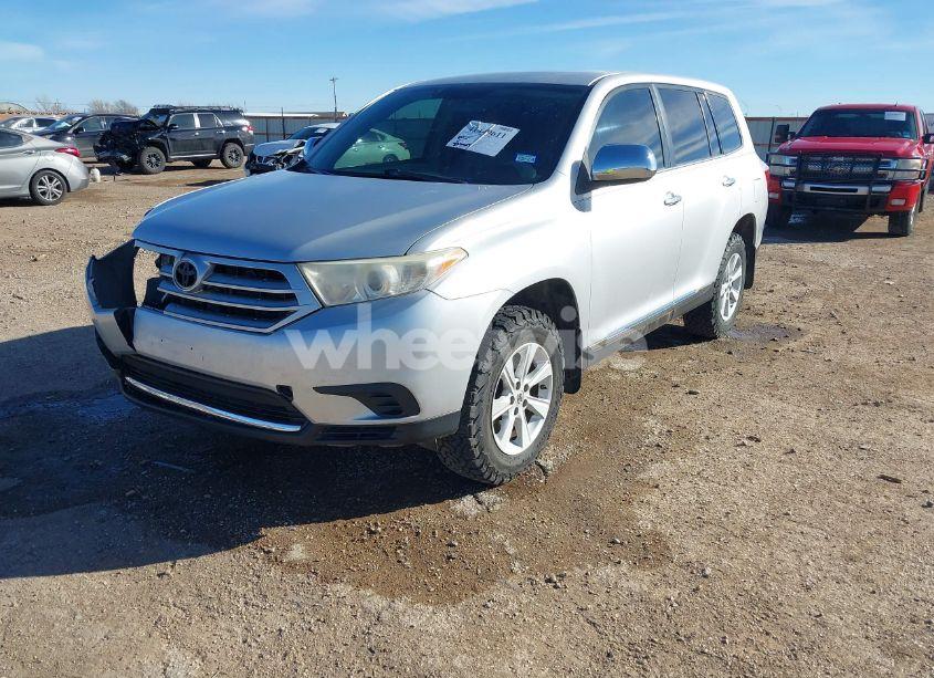 Photo 2 of 2013 Toyota Highlander BASE V6 (VIN 5TDBK3EHXDS260587)