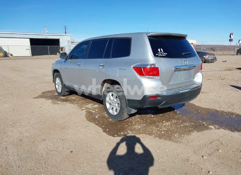 Photo 3 of 2013 Toyota Highlander BASE V6 (VIN 5TDBK3EHXDS260587)