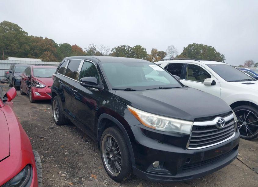 2015 Toyota Highlander LE PLUS V6 (VIN 5TDBKRFH0FS161104) main photo