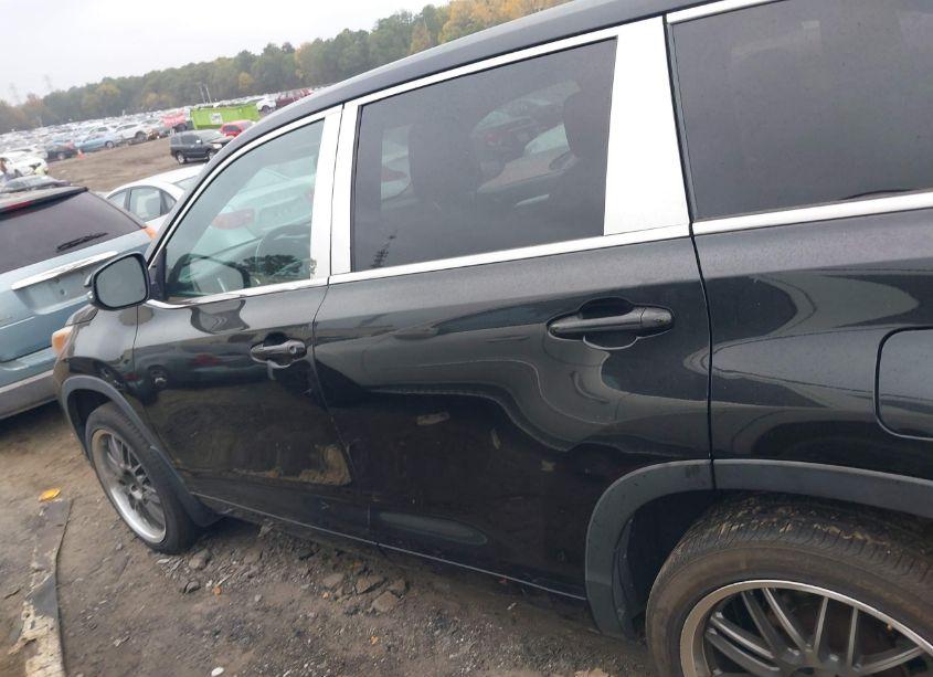 Photo 14 of 2015 Toyota Highlander LE PLUS V6 (VIN 5TDBKRFH0FS161104)