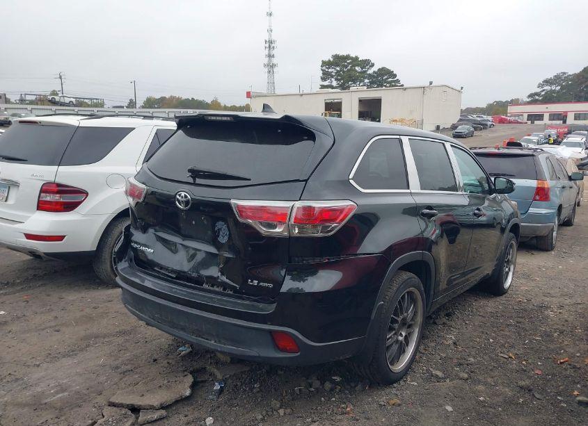 Photo 4 of 2015 Toyota Highlander LE PLUS V6 (VIN 5TDBKRFH0FS161104)