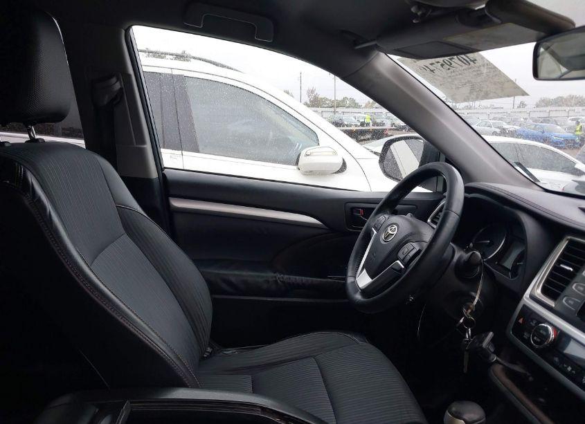 Photo 5 of 2015 Toyota Highlander LE PLUS V6 (VIN 5TDBKRFH0FS161104)