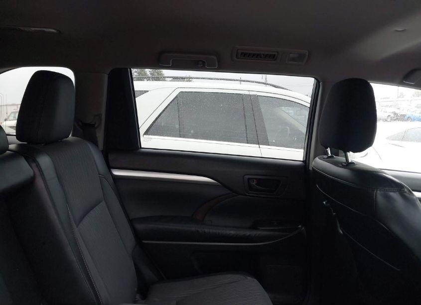 Photo 8 of 2015 Toyota Highlander LE PLUS V6 (VIN 5TDBKRFH0FS161104)