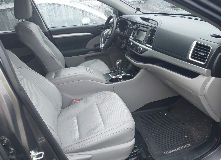 Photo 5 of 2015 Toyota Highlander LE PLUS V6 (VIN 5TDBKRFH0FS201181)