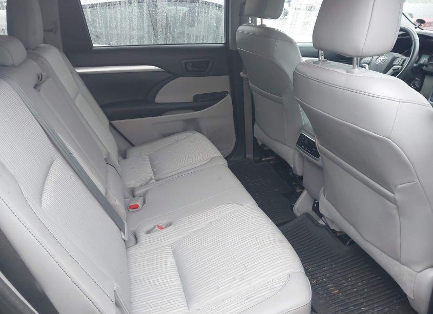 Photo 8 of 2015 Toyota Highlander LE PLUS V6 (VIN 5TDBKRFH0FS201181)