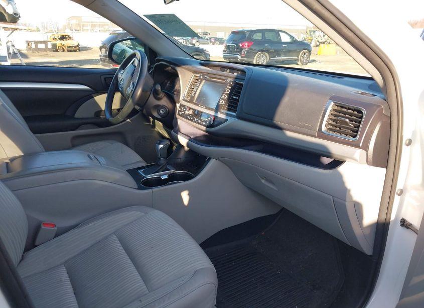 Photo 5 of 2016 Toyota Highlander LE PLUS V6 (VIN 5TDBKRFH0GS259535)