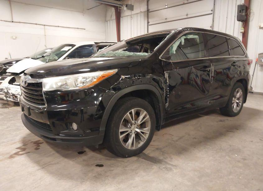 Photo 2 of 2015 Toyota Highlander LE PLUS V6 (VIN 5TDBKRFH1FS103132)