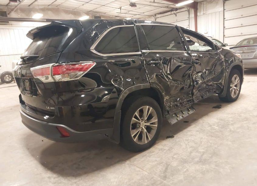 Photo 4 of 2015 Toyota Highlander LE PLUS V6 (VIN 5TDBKRFH1FS103132)