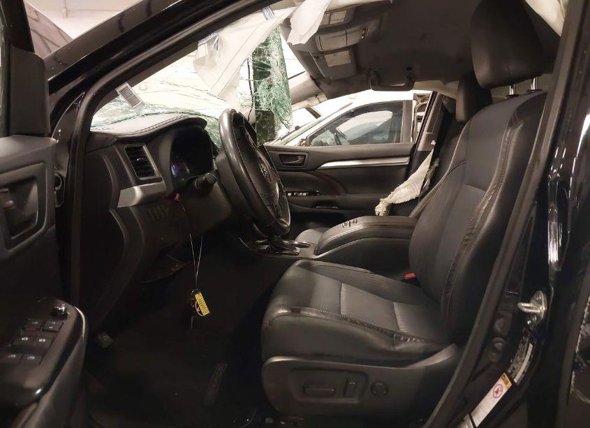 Photo 5 of 2015 Toyota Highlander LE PLUS V6 (VIN 5TDBKRFH1FS103132)