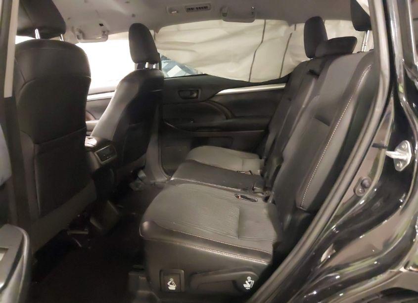 Photo 8 of 2015 Toyota Highlander LE PLUS V6 (VIN 5TDBKRFH1FS103132)